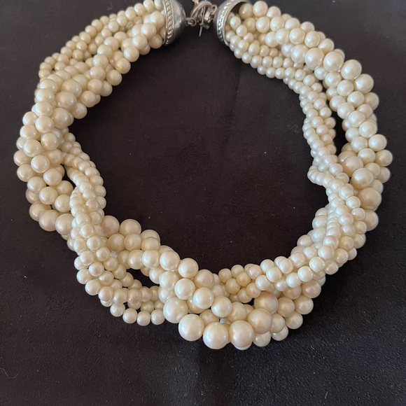 Pearls are forever chic and on style! A Must for your SP24 capsule wardrobe! - Picture 4 of 4